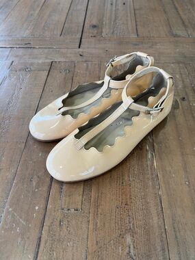 Maria Catalan beige patent leather scalloped t-bar Mary Jane flats 13 Spanish